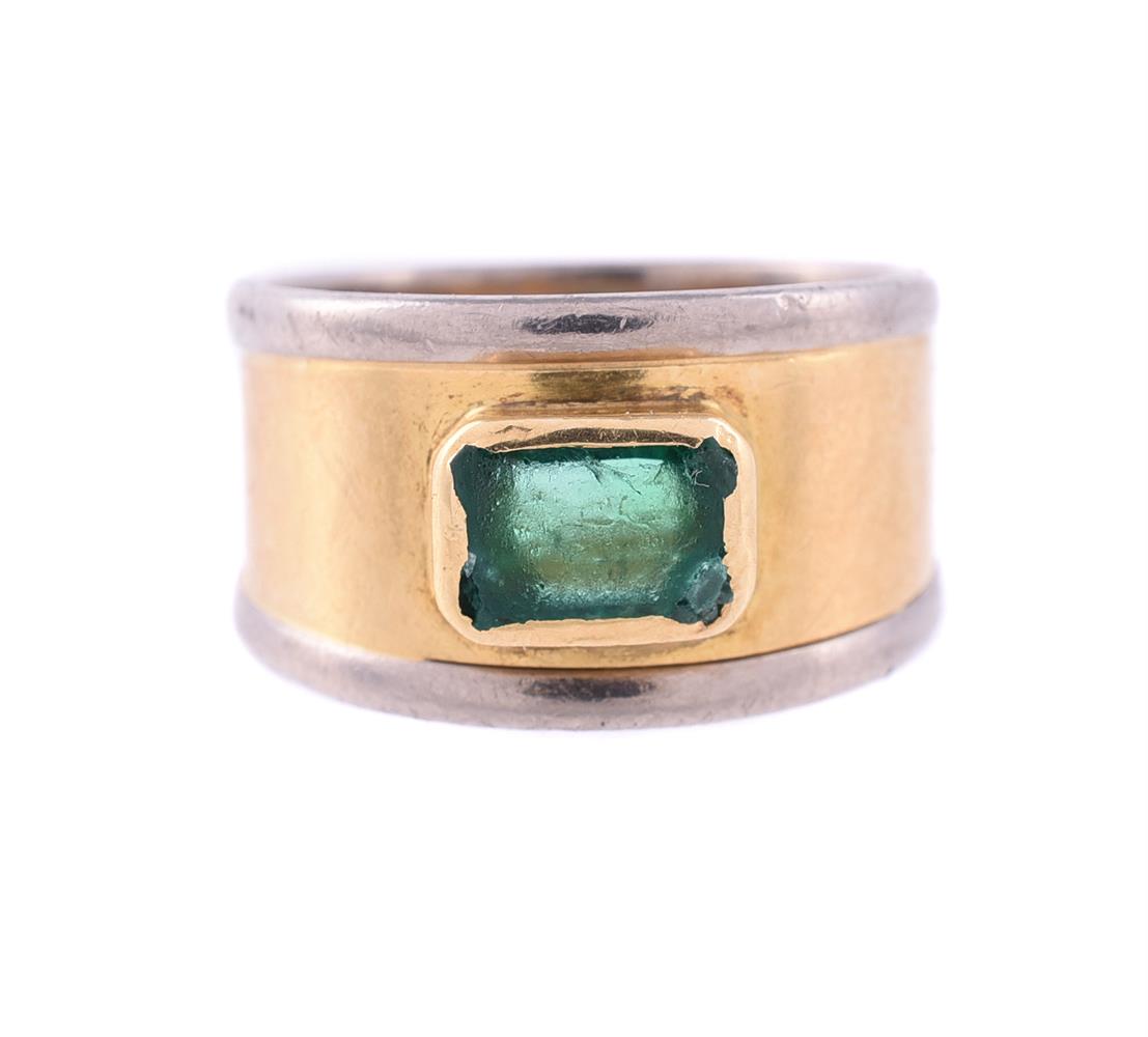 AN 18 CARAT GOLD AND EMERALD BAND RING, LONDON 1994