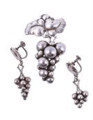 GEORG JENSEN, No 217 B AND No 40, A BROOCH AND A PAIR OF EARRINGS