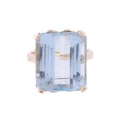 AN AQUAMARINE DRESS RING