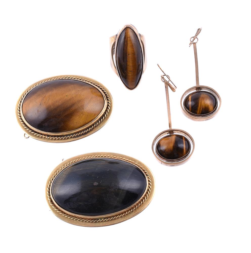 A PAIR OF 9 CARAT GOLD AND TIGERS EYE EAR PENDANTS, LONDON 1966
