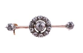 AN EARLY 20TH CENTURY DIAMOND CLUSTER BAR BROOCH