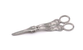 A PAIR OF VICTORIAN SILVER KING'S PATTERN GRAPE SCISSORS