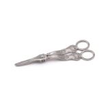 A PAIR OF VICTORIAN SILVER KING'S PATTERN GRAPE SCISSORS