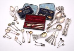 A COLLECTION OF SILVER FLATWARE