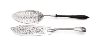 A VICTORIAN SILVER FIDDLE, SHELL AND THREAD PATTERN FISH SLICE