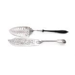 A VICTORIAN SILVER FIDDLE, SHELL AND THREAD PATTERN FISH SLICE