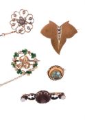 Y A COLLECTION OF FIVE VICTORIAN AND LATER BROOCHES