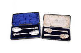 A CASED PAIR OF GEORGE III SILVER OLD ENGLISH PATTERN DESSERT SPOONS