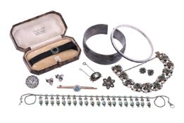 A COLLECTION OF ANTIQUE AND LATER JEWELLERY