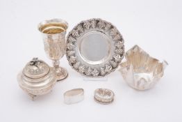 A COLLECTION OF SILVER COLOURED ITEMS