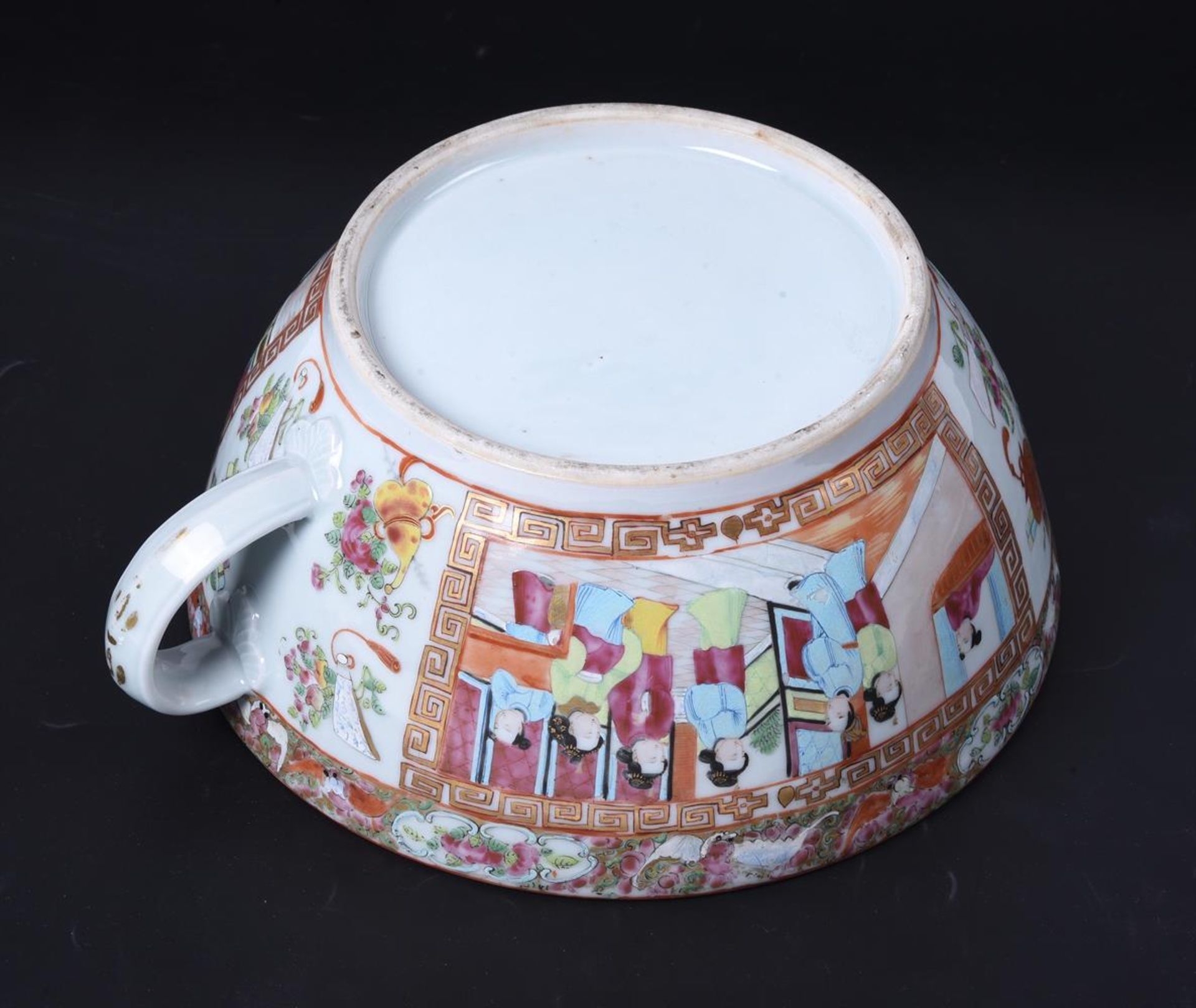 A CANTONESE ENAMELLED PORCELAIN CHAMBERPOT - Image 5 of 7