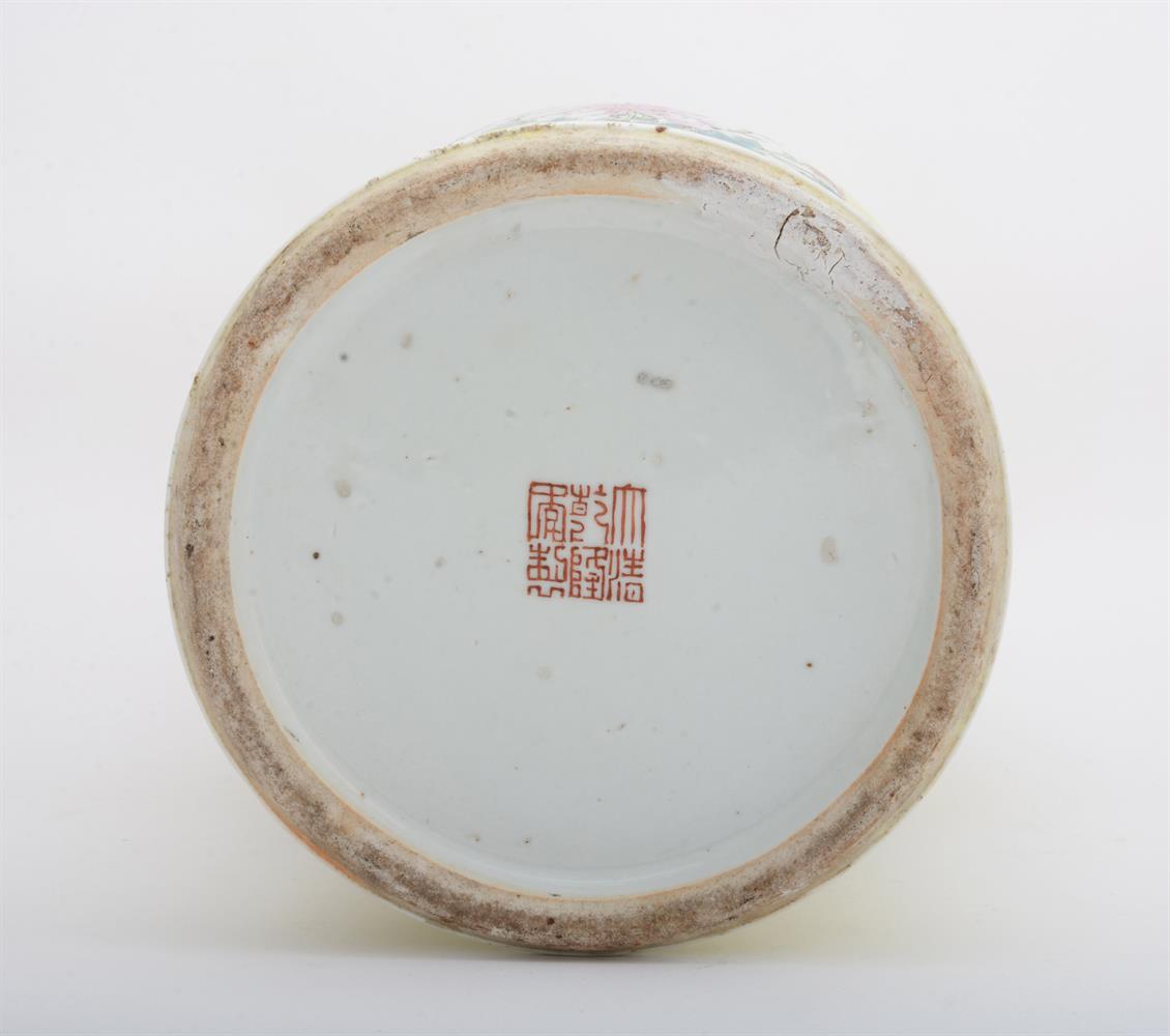 A CHINESE YELLOW-GOUND FAMILLE ROSE SGRAFFITO VASE - Image 6 of 6
