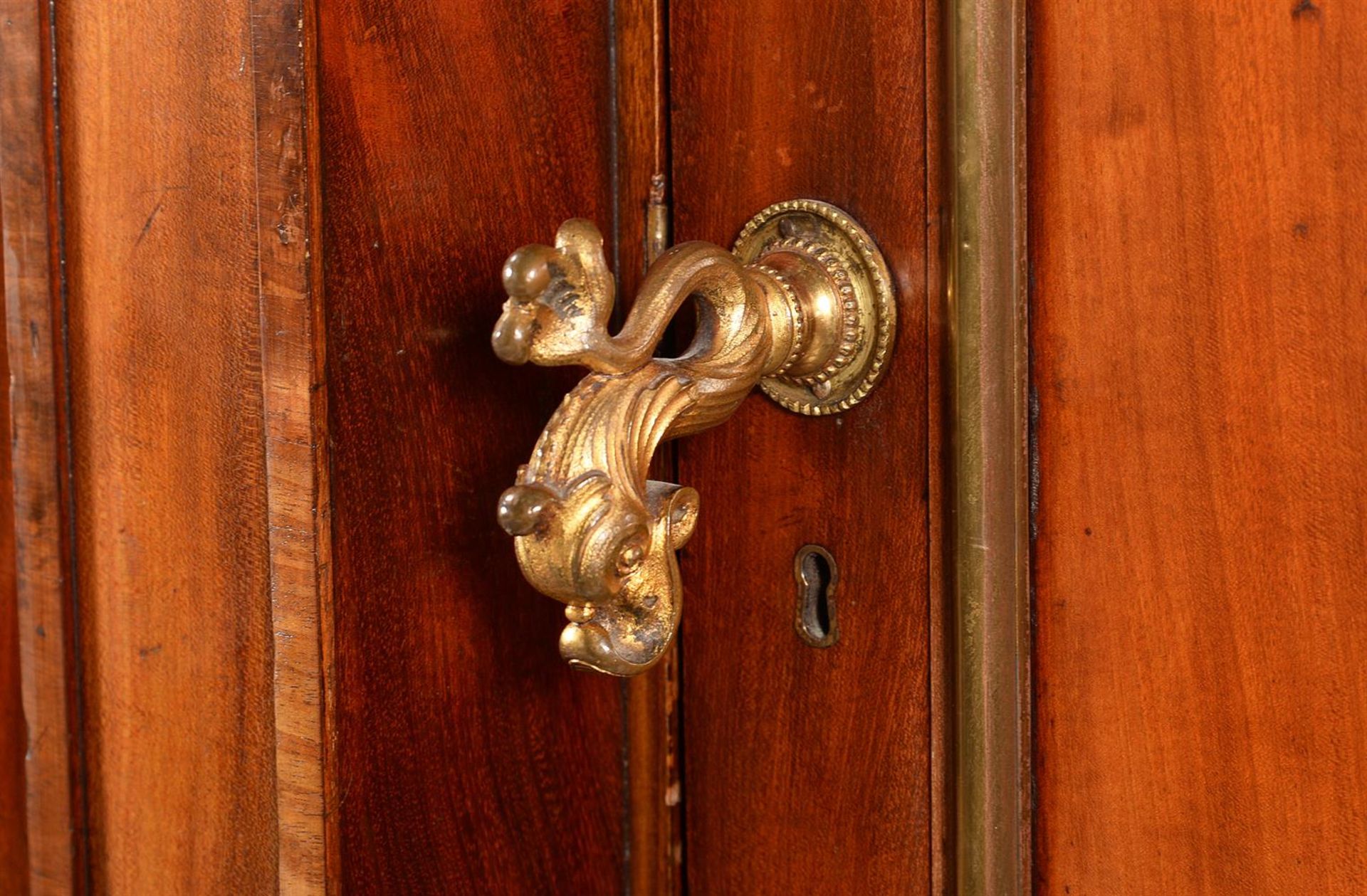 A FRENCH MAHOGANY AND GILT METAL MOUNTED WARDROBE IN EMPIRE STYLE - Image 6 of 7