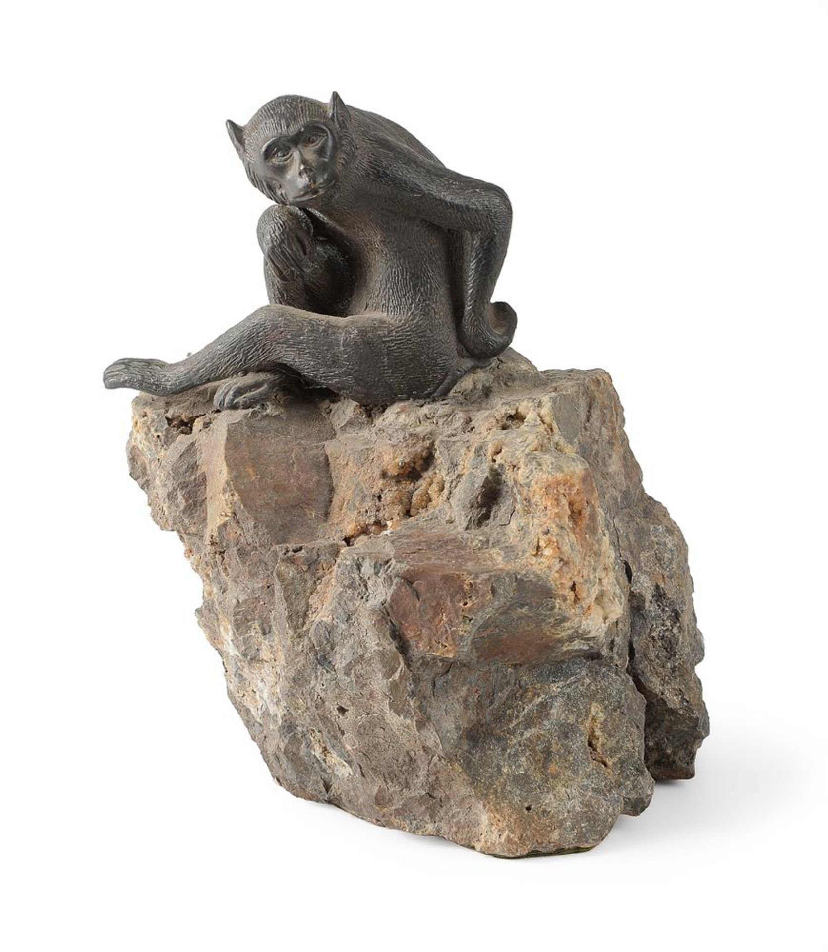 A JAPANESE BRONZE MODEL OF A MONKEY ON A NATURAL ROCK BASE - Bild 2 aus 3