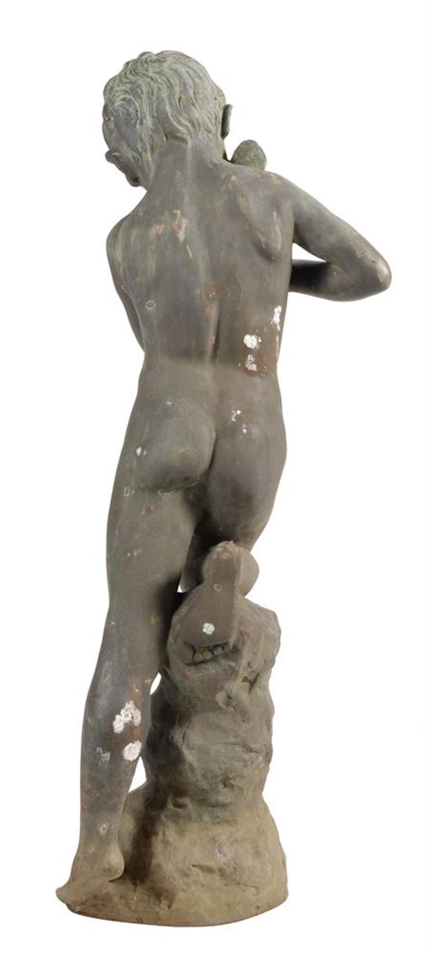 A PATINATED BRONZE GARDEN MODEL OF A YOUTH - Bild 4 aus 4