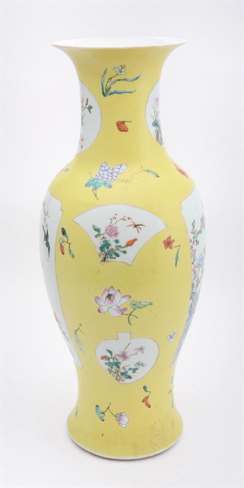 A CHINESE YELLOW-GOUND FAMILLE ROSE SGRAFFITO VASE - Image 4 of 6