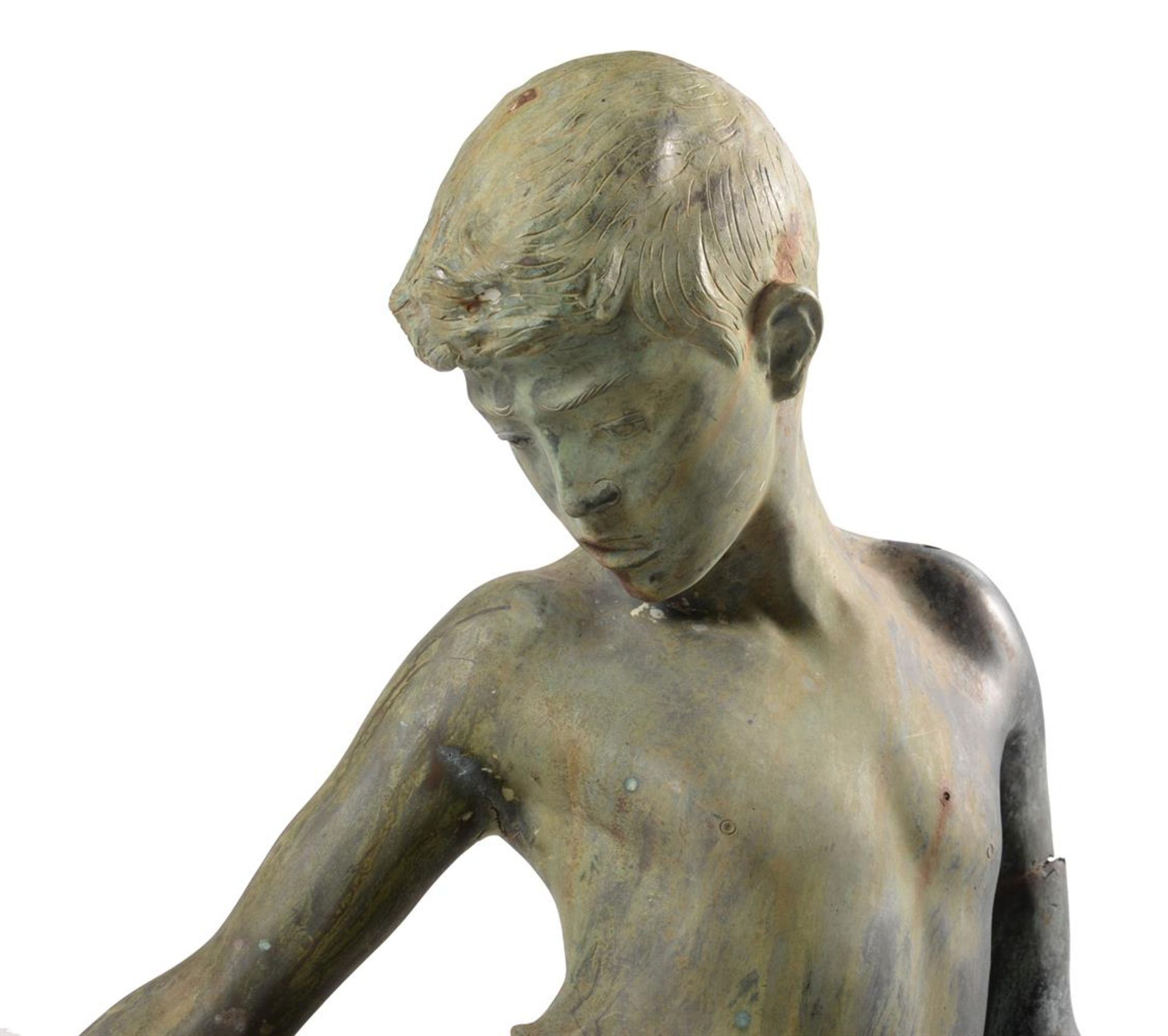 A PATINATED BRONZE GARDEN MODEL OF A YOUTH - Bild 2 aus 3