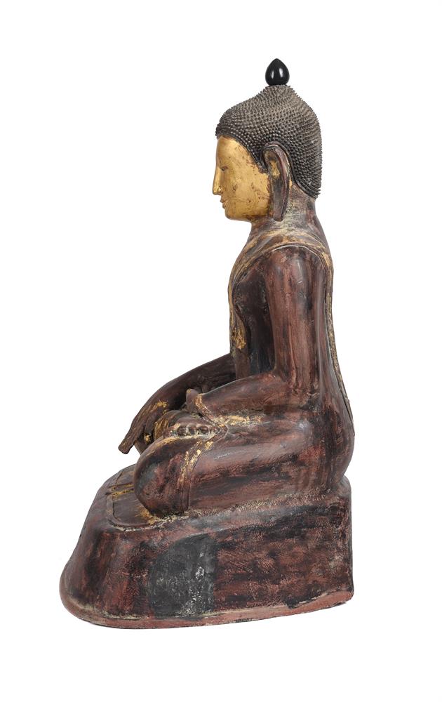 A LARGE BURMESE SEATED LACQUER BUDDHA20TH CENTURYwith red painted and gilt detailsapproximately 8 - Image 4 of 6