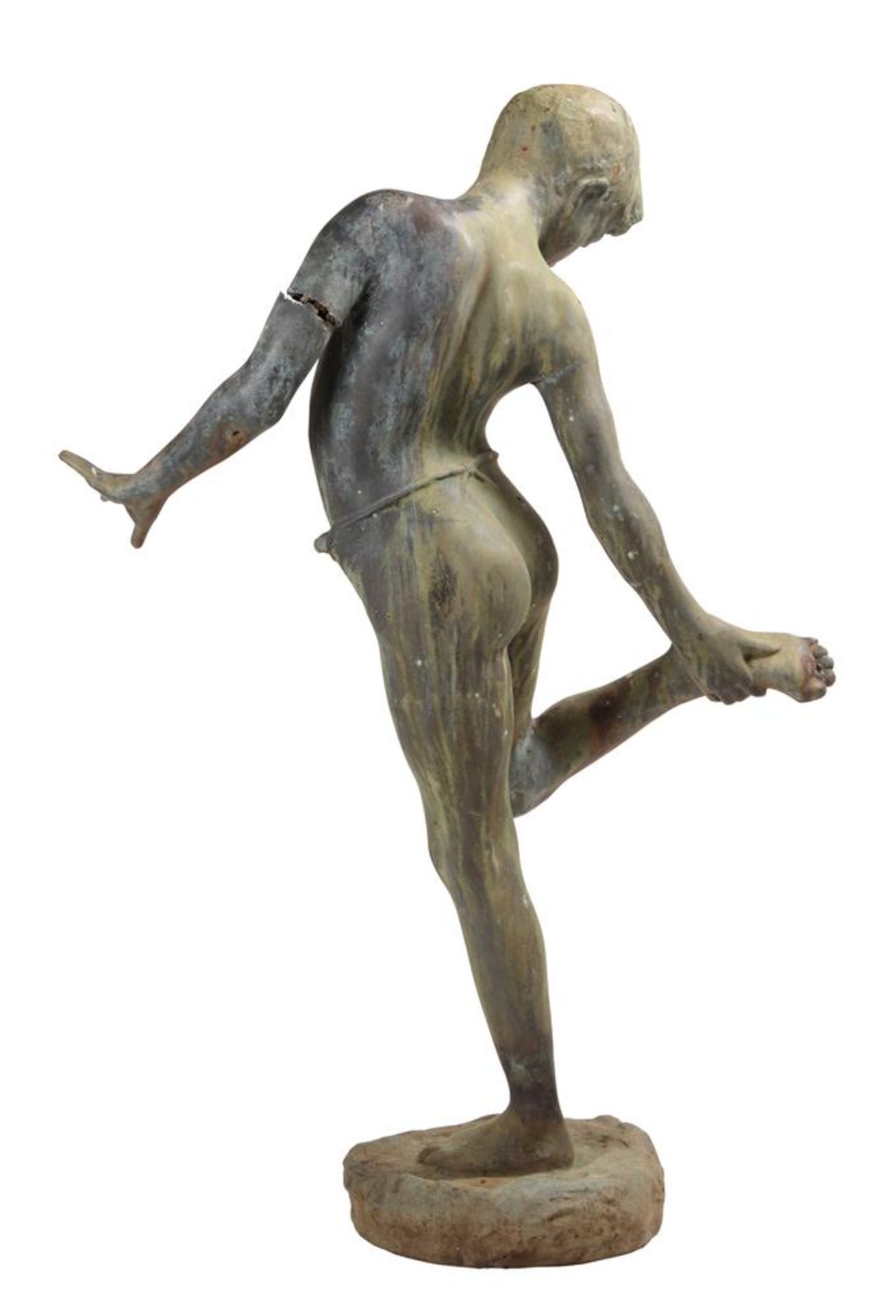 A PATINATED BRONZE GARDEN MODEL OF A YOUTH - Bild 3 aus 3