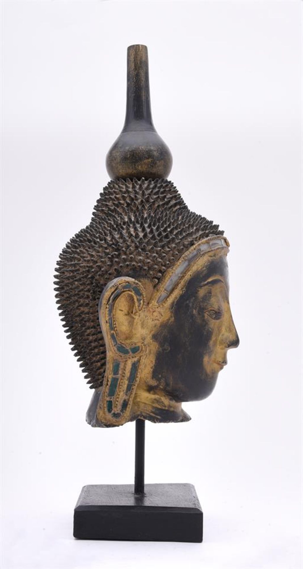 A BURMESE LACQUER HEAD OF BUDDHA20TH CENTURYwith inlaid coloured glass details - Bild 3 aus 5