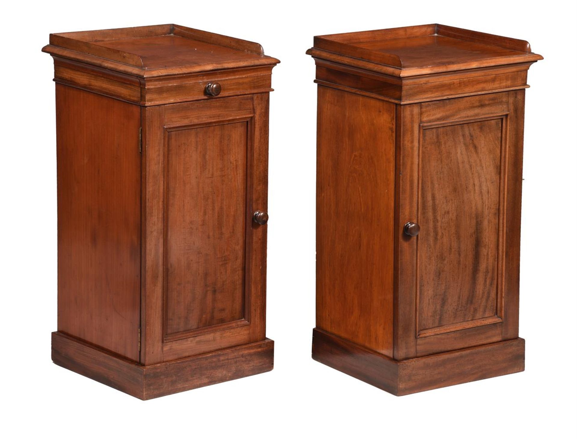 A PAIR OF VICTORIAN MAHOGANY BEDSIDE PEDESTAL CUPBOARDS - Bild 2 aus 2