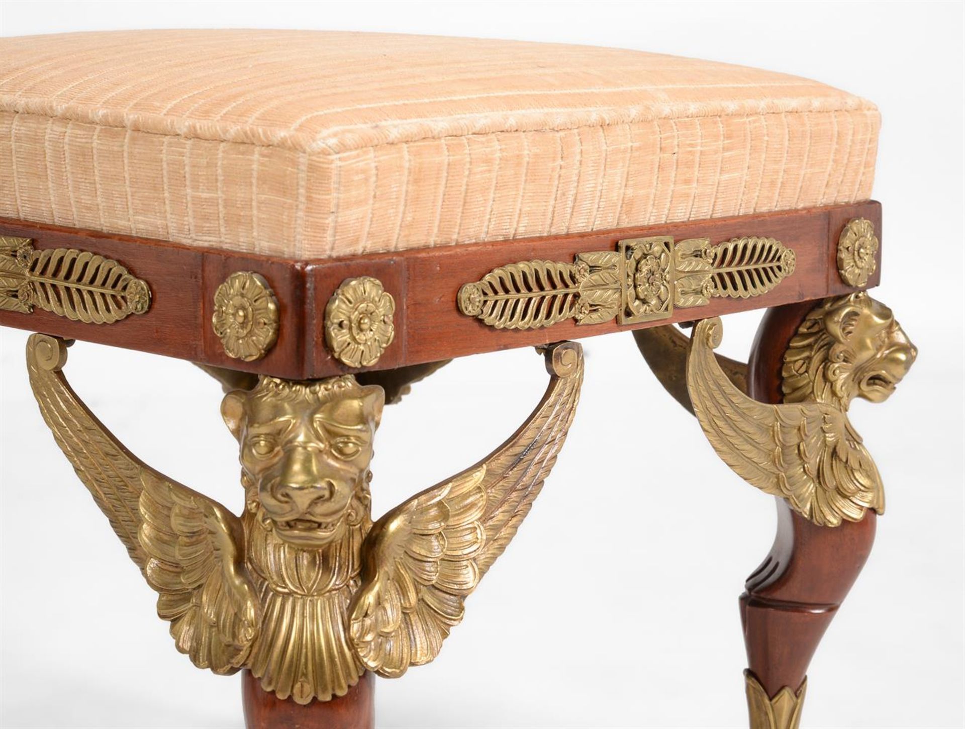 A MAHOGANY AND GILT METAL MOUNTED FOOT STOOL IN EMPIRE STYLE - Bild 2 aus 3