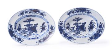 A PAIR OF CONTINENTAL PORCELAIN CHINESE EXPORT STYLE BLUE, WHITE AND GILT OVAL DISHES