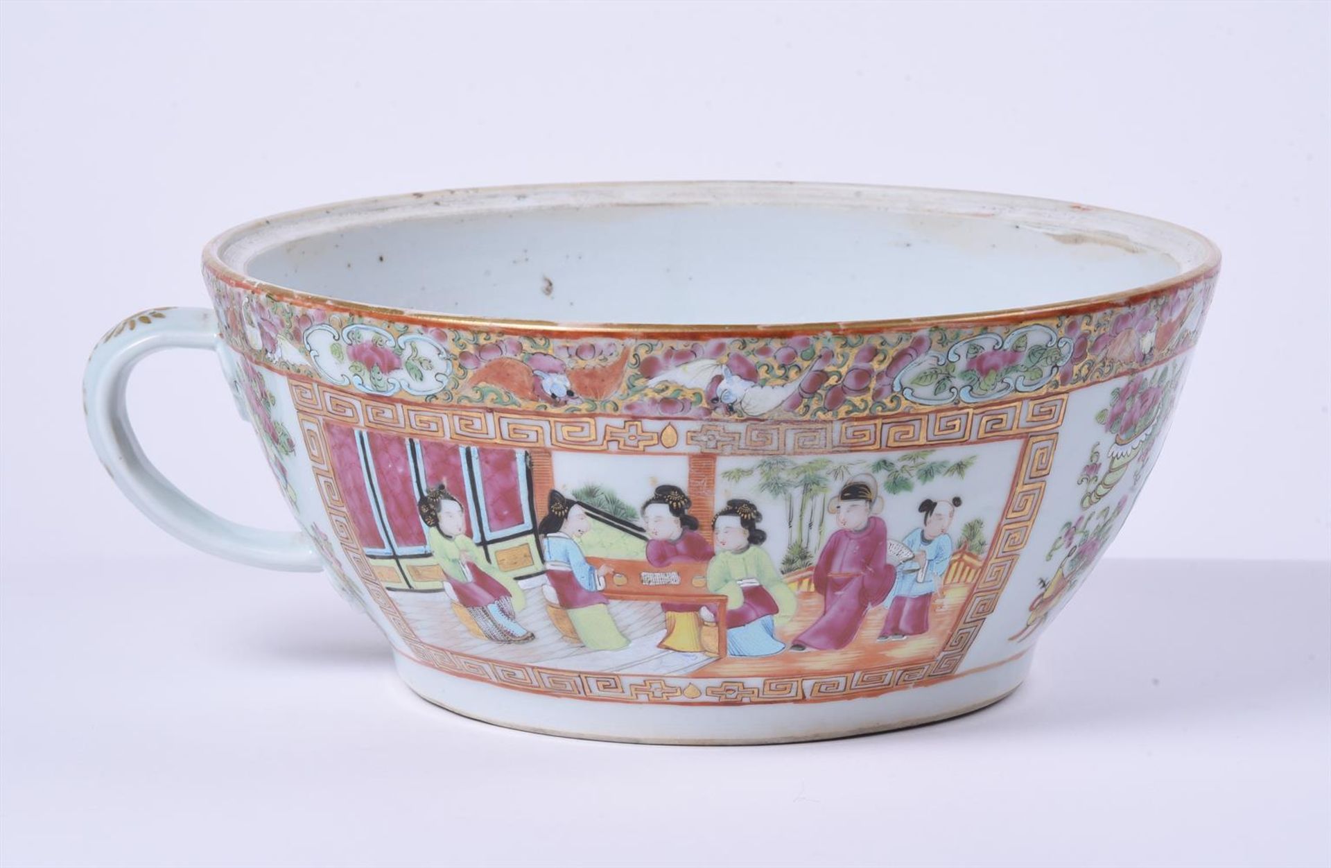 A CANTONESE ENAMELLED PORCELAIN CHAMBERPOT - Image 4 of 7