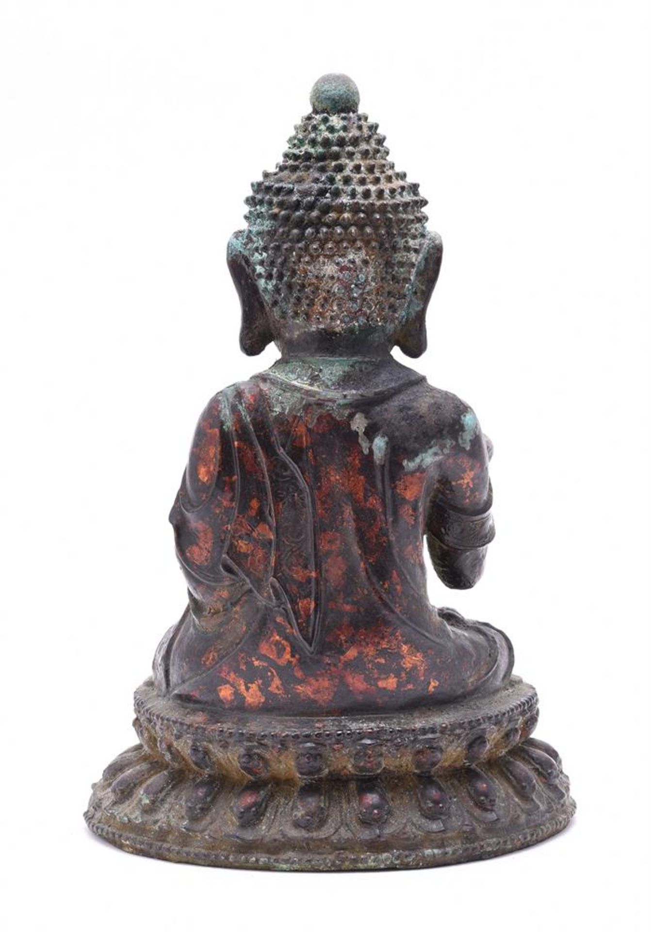 A CHINESE LACQUERED GILT BRONZE FIGURE OF BUDDHA - Bild 5 aus 6