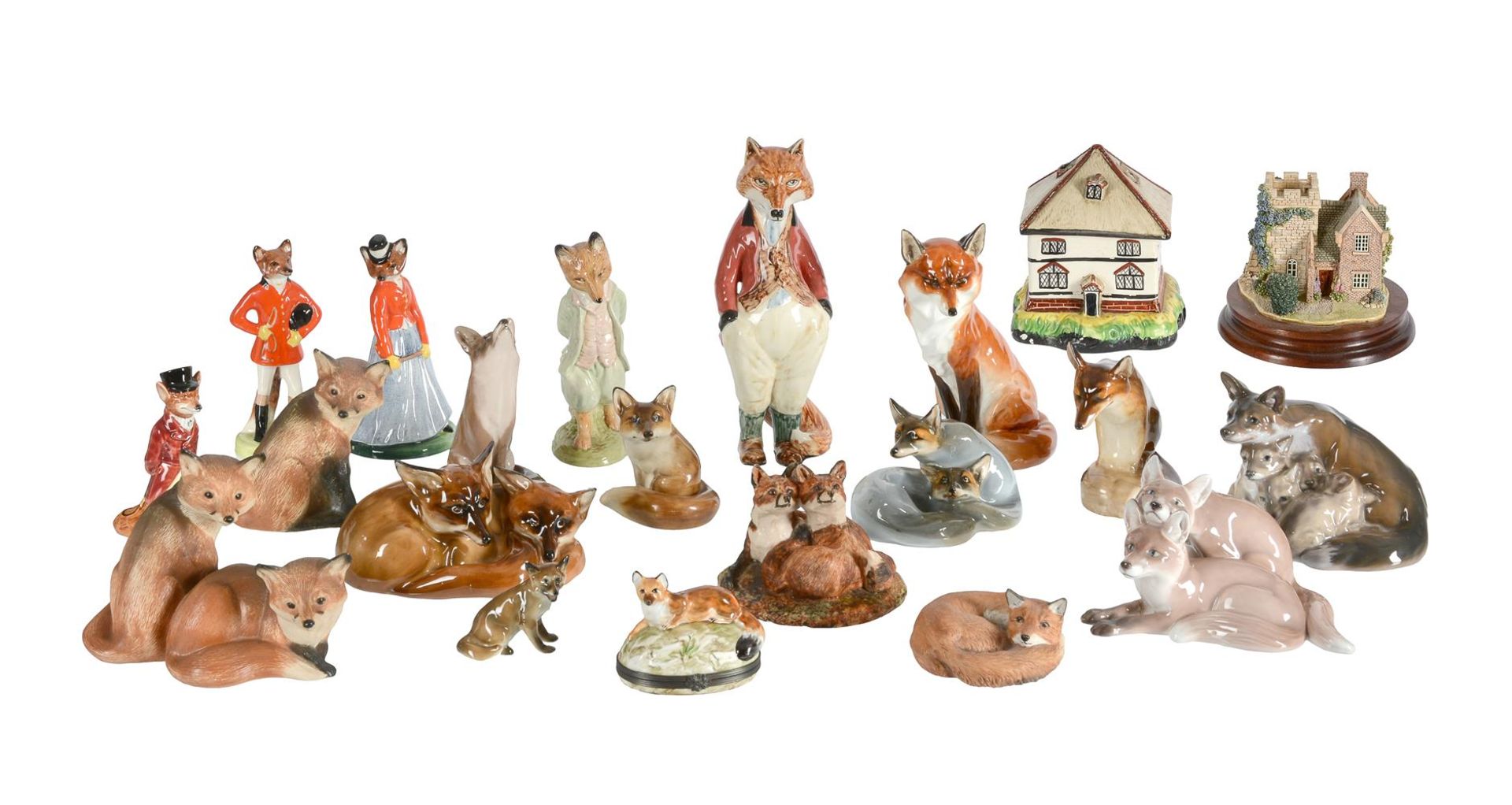 AN ASSORTMENT OF POTTERY AND PORCELAIN MODELS OF FOXES