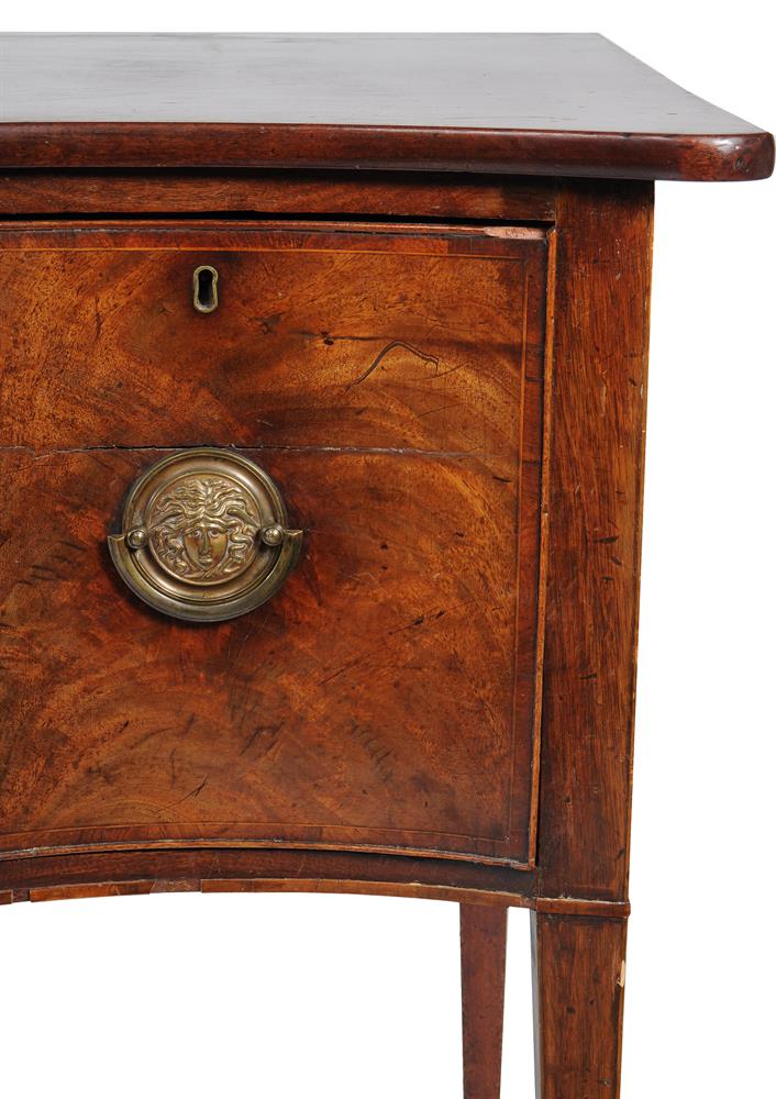 A GEORGE III MAHOGANY SIDEBOARD - Image 3 of 4