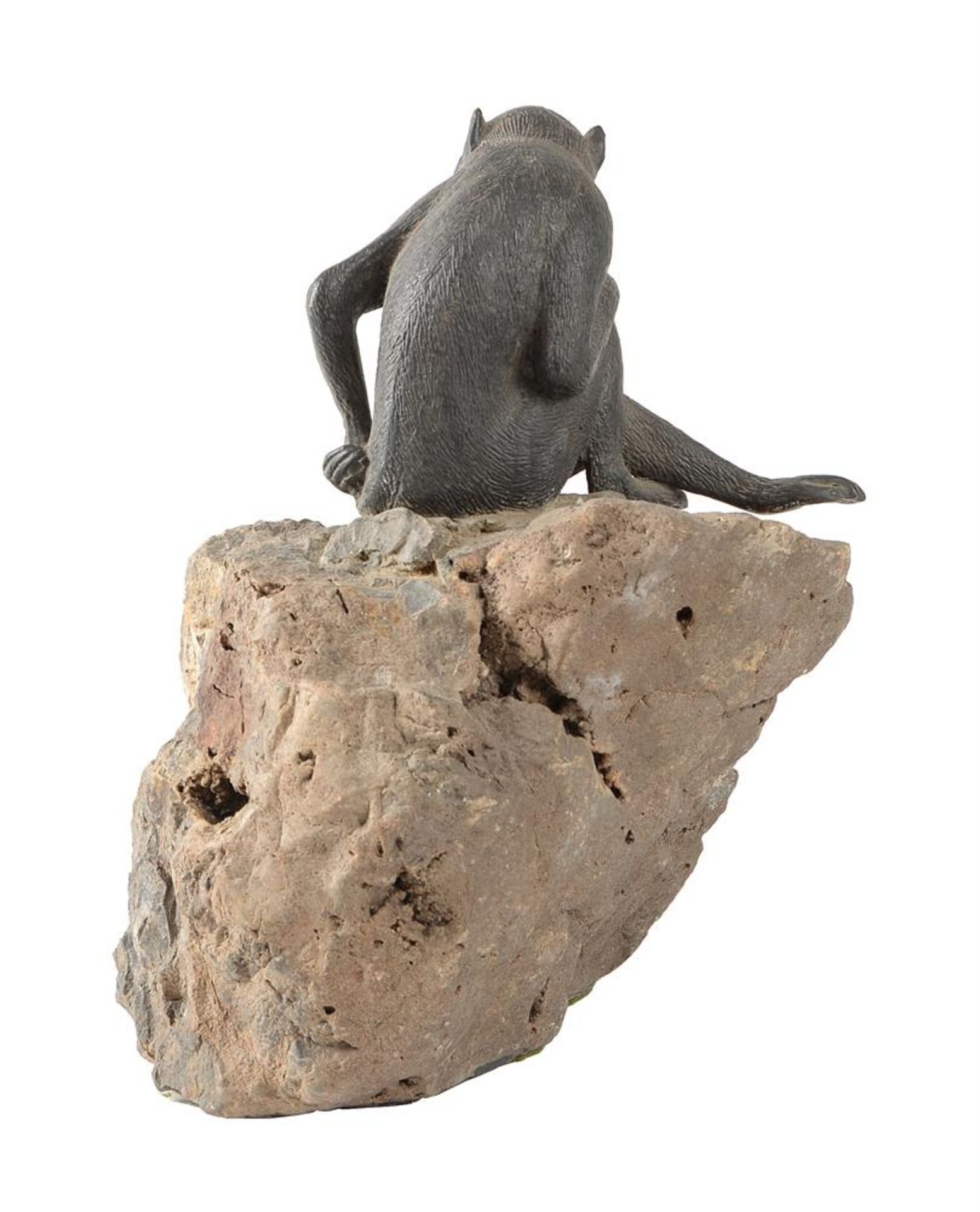 A JAPANESE BRONZE MODEL OF A MONKEY ON A NATURAL ROCK BASE - Bild 3 aus 3