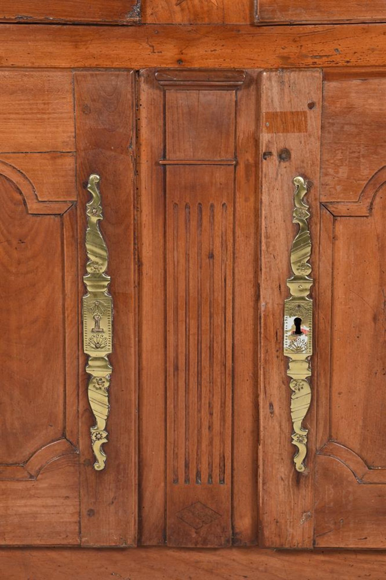 A FRENCH PROVINCIAL FRUITWOOD BUFFET - Image 4 of 5