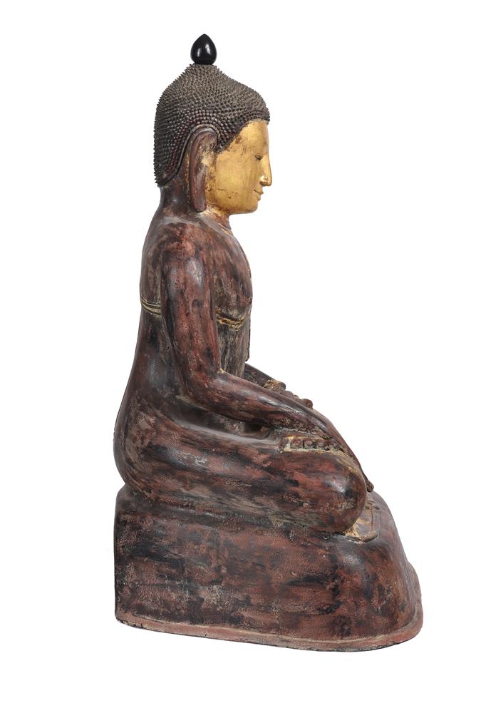 A LARGE BURMESE SEATED LACQUER BUDDHA20TH CENTURYwith red painted and gilt detailsapproximately 8 - Image 3 of 6