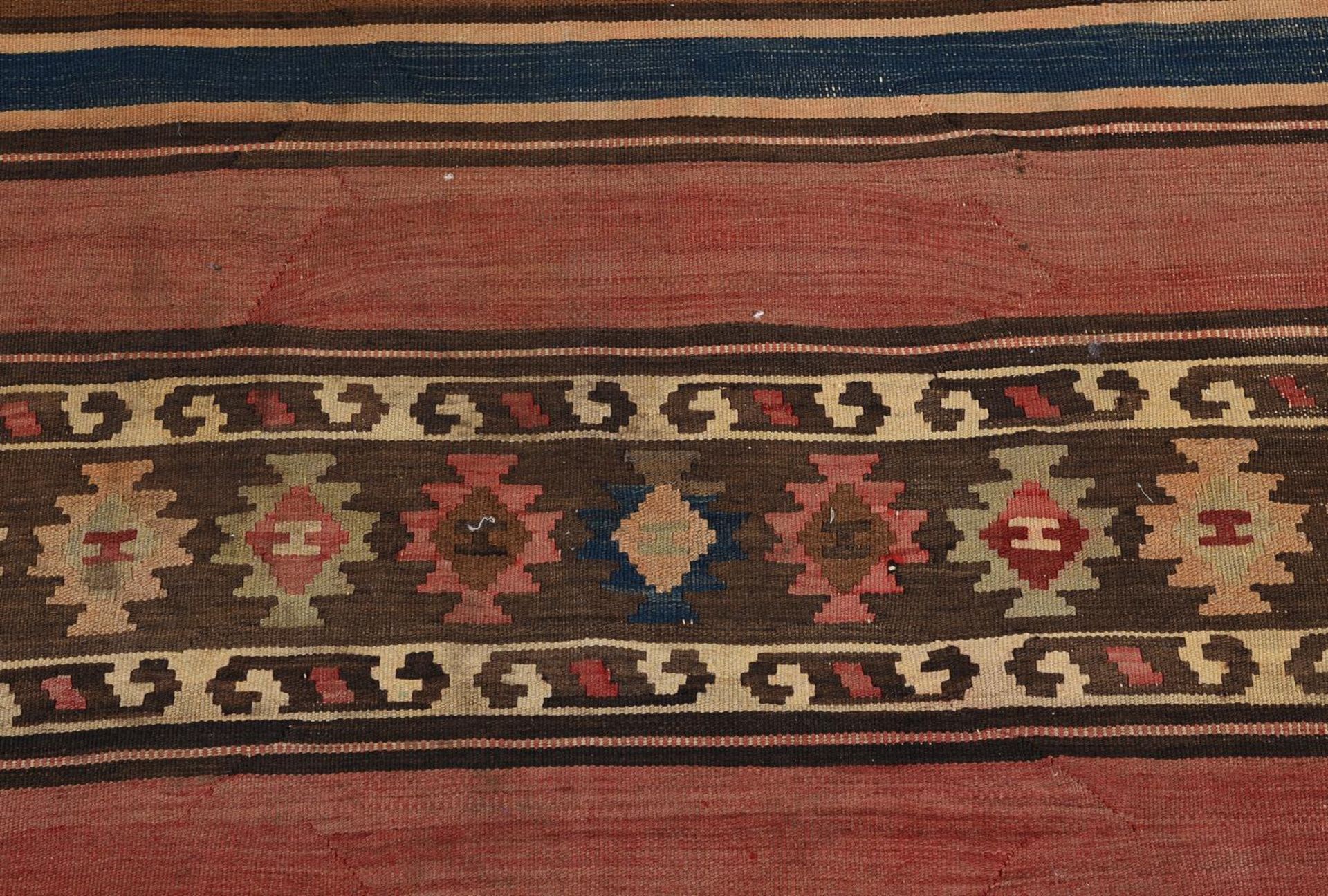 A KILIM RUG - Bild 2 aus 3