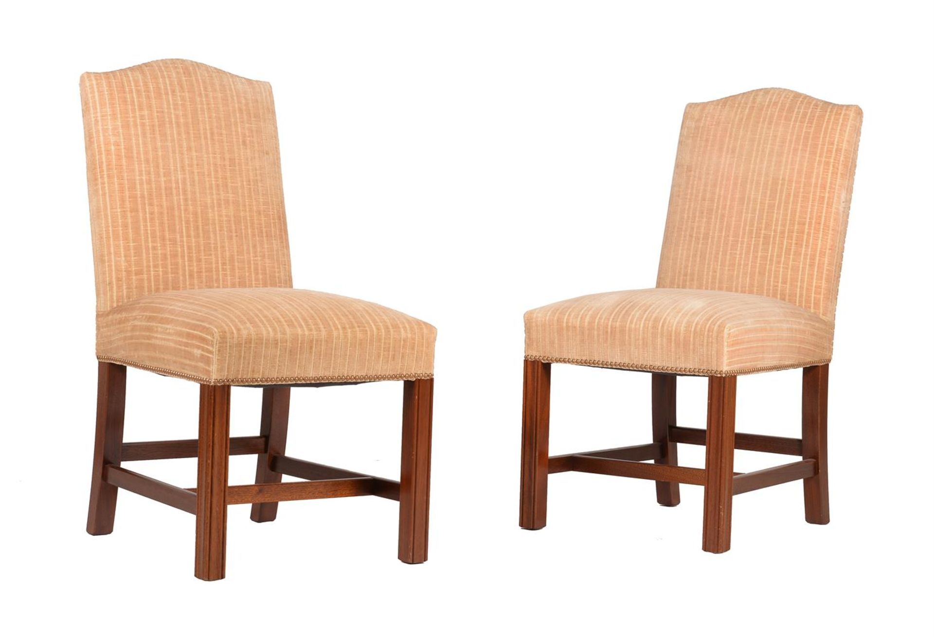 A SET OF TWELVE MAHOGANY AND UPHOLSTERED DINING CHAIRS IN GEORGE III STYLE - Bild 3 aus 3