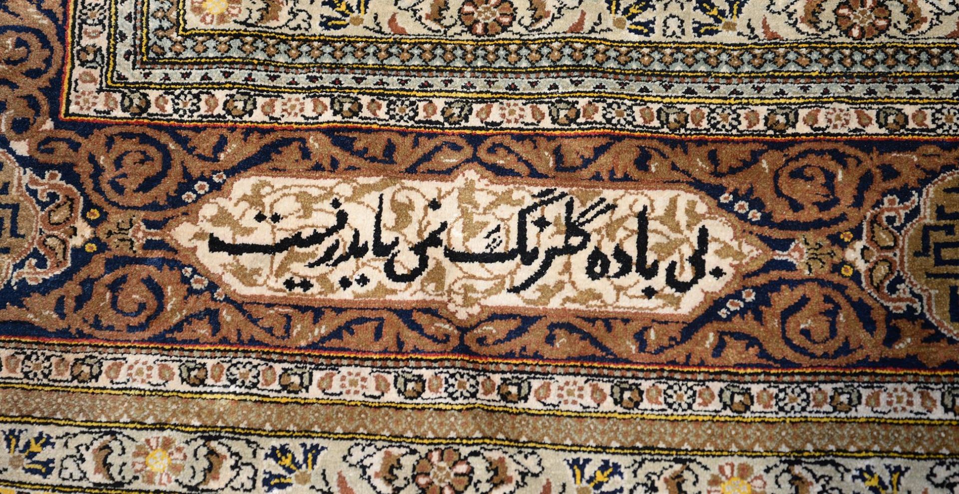 A TURKISH SILK HEREKE CARPET - Bild 3 aus 3
