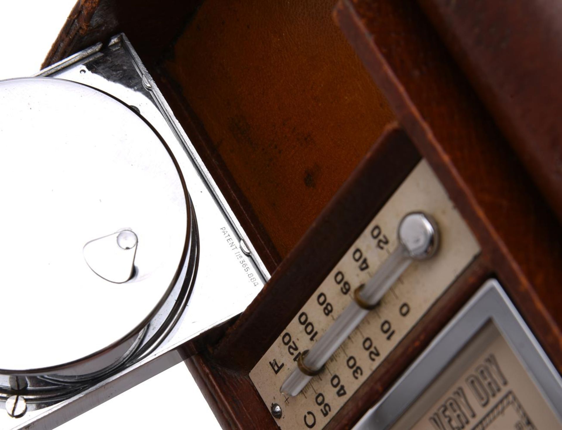 A SWISS LEATHER-CASED TRAVELLING ALARM TIMEPIECE COMPENDIUM WITH BAROMETER AND THERMOMETER - Bild 3 aus 4