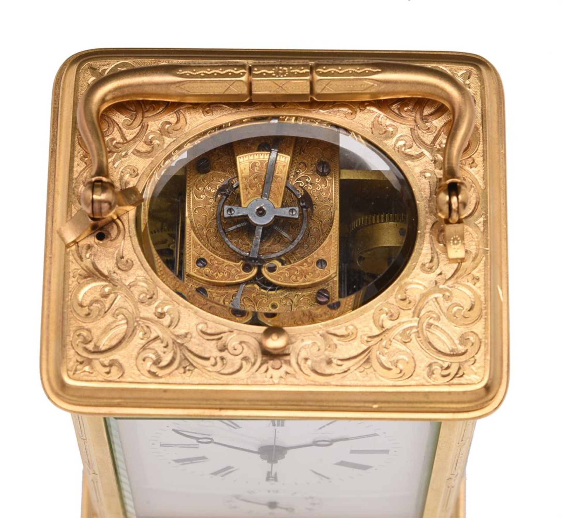 A FRENCH ENGRAVED GILT BRASS CENTRE-SECONDS REPEATING ALARM CARRIAGE CLOCK WITH DECORATED PLATFORM - Bild 2 aus 3