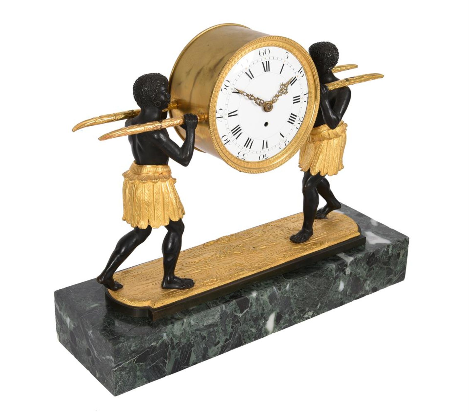 A FRENCH DIRECTOIRE STYLE ORMOLU AND PATINATED BRONZE FIGURAL ‘AU BON SAUVAGE’ MANTEL TIMEPIECE - Bild 2 aus 3