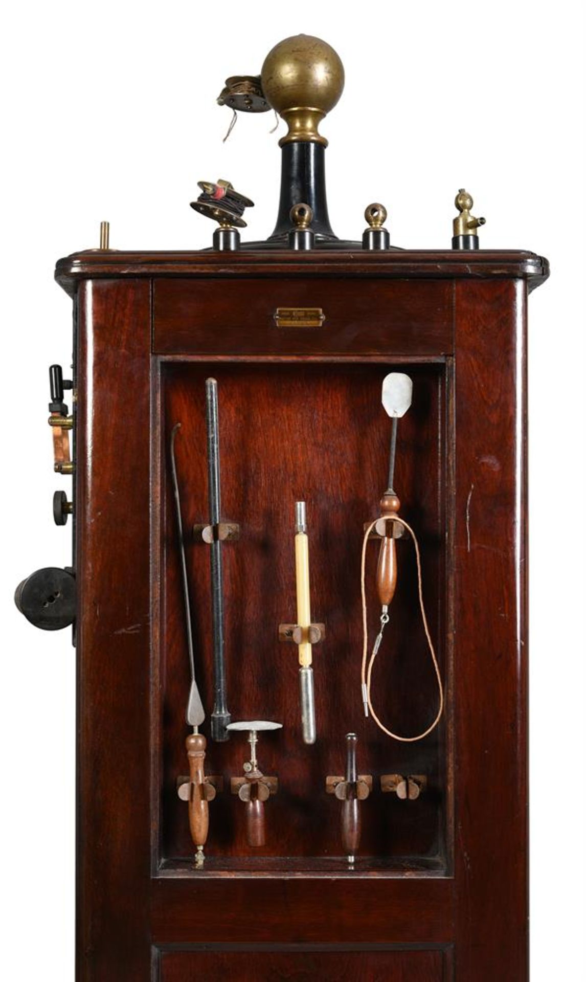 A RARE WOODEN-CASED ELECTROTHERAPY OR DIATHERMY MACHINE - Image 4 of 5