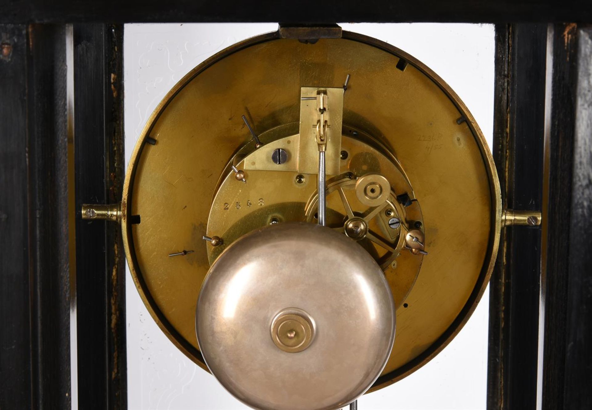 A FRENCH BRASS INLAID EBONISED FOUR-GLASS MANTEL CLOCK WITH ETCHED-GLASS PANELS - Bild 3 aus 4