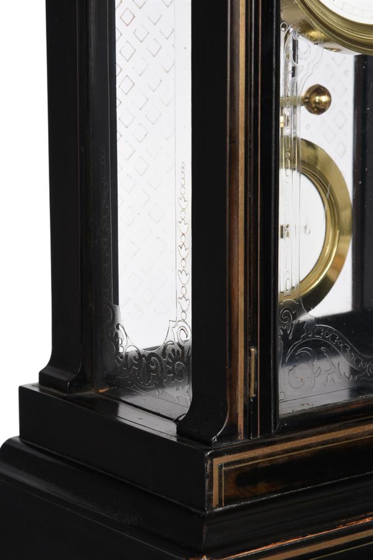 A FRENCH BRASS INLAID EBONISED FOUR-GLASS MANTEL CLOCK WITH ETCHED-GLASS PANELS - Bild 4 aus 4