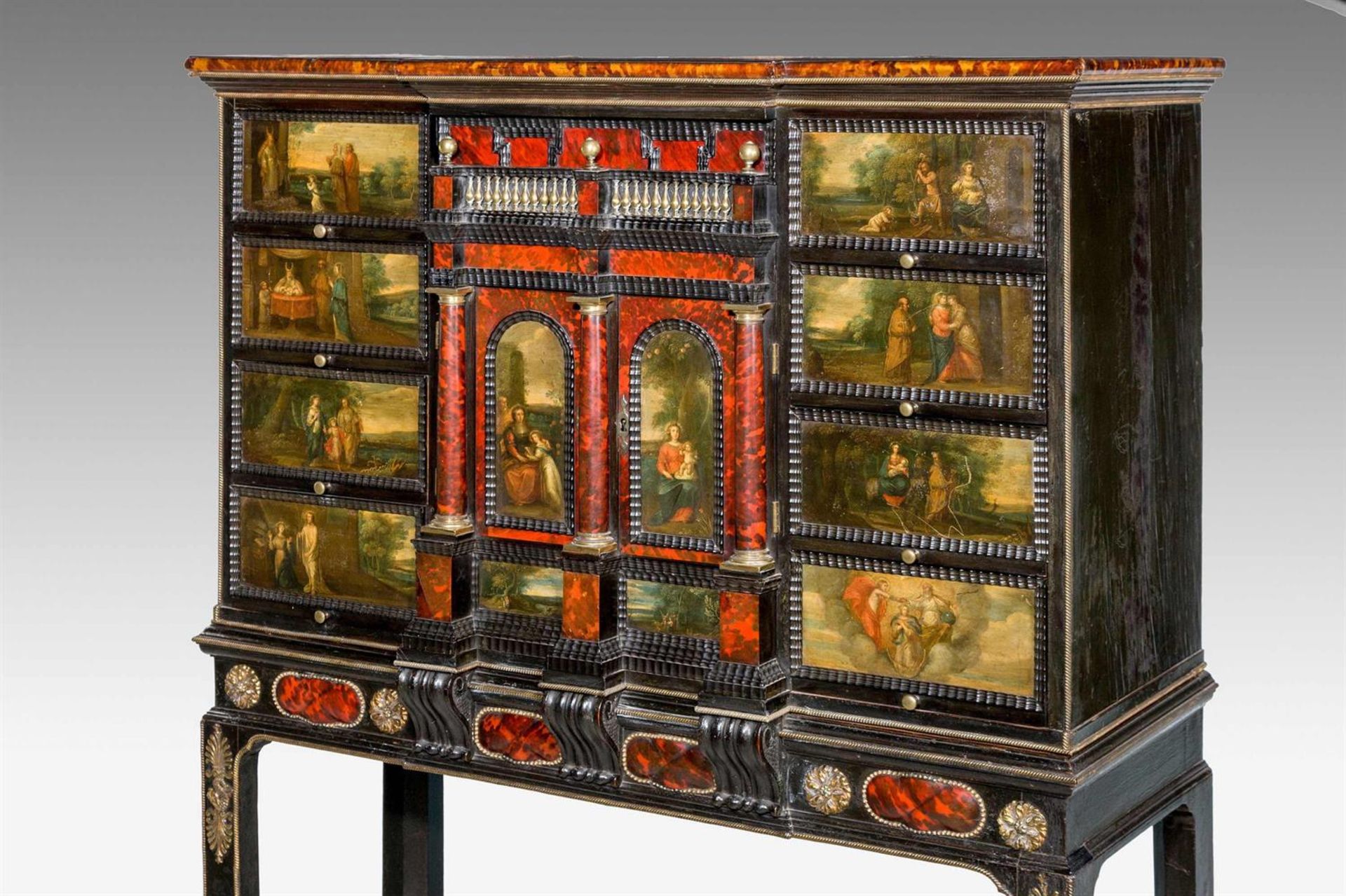 Y Y A FLEMISH EBONY, TORTOISESHELL, PAINTED AND GILT METAL MOUNTED CABINET ON STAND - Bild 2 aus 7