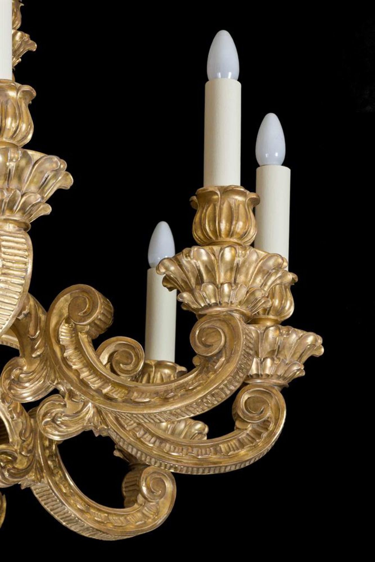 A LARGE AND IMPRESSIVE GILTWOOD 18 LIGHT CHANDELIER, PROBABLY LATE 19TH/EARLY 20TH CENTURY - Image 2 of 3