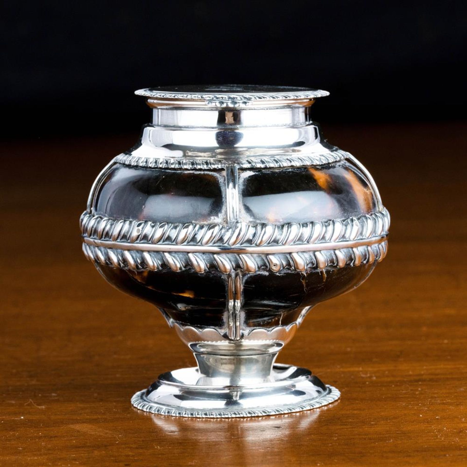 Y A TORTOISESHELL AND SILVER MOUNTED INKWELL, WILLIAM COMYNS, LONDON 1890 - Bild 6 aus 7
