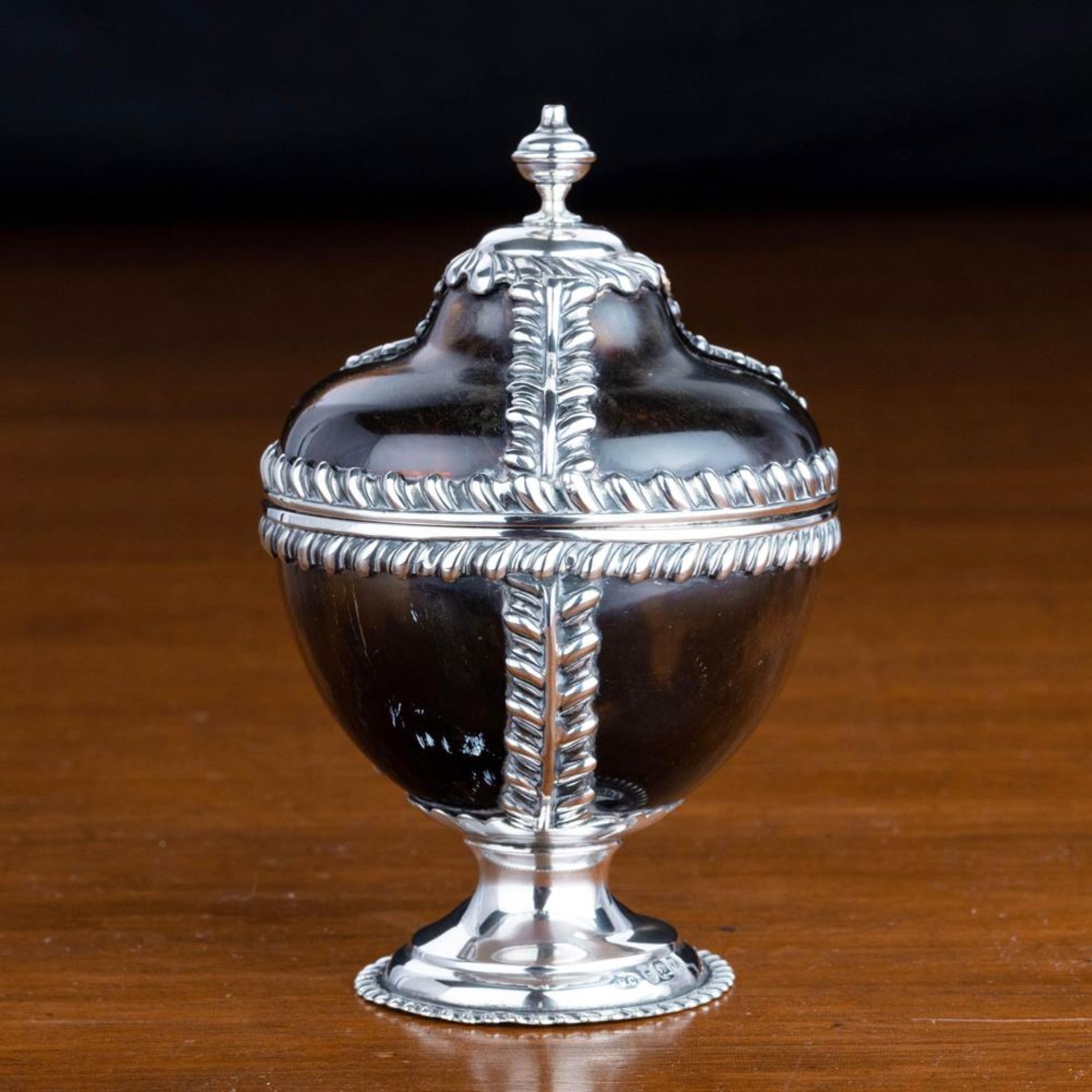 Y A TORTOISESHELL AND SILVER MOUNTED INKWELL, WILLIAM COMYNS, LONDON 1890 - Bild 2 aus 7