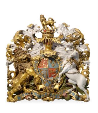 A CARVED AND POLYCHROME DECORATED HERALDIC BADGE, THE ROYAL COAT OF ARMS