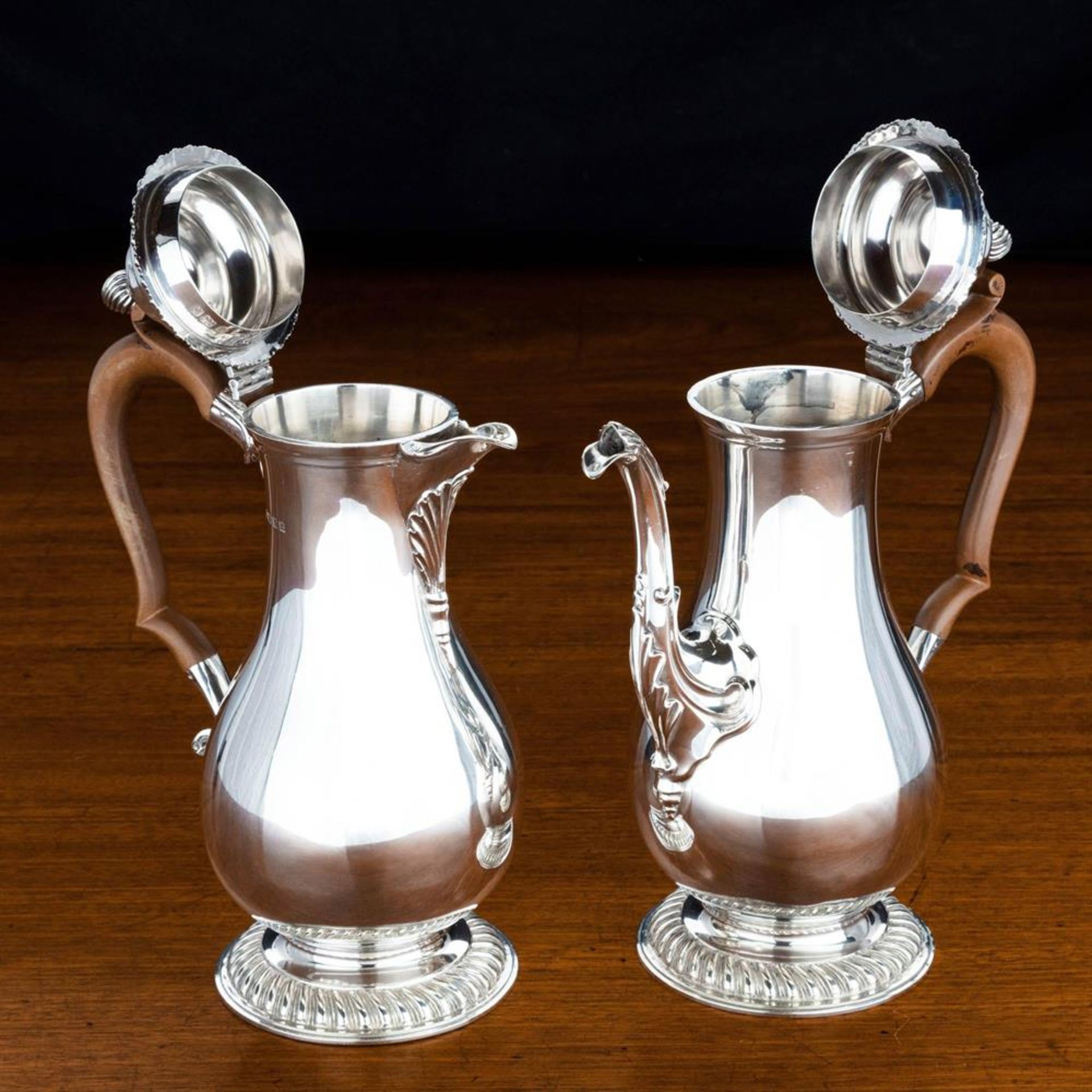 A SILVER COFFEE POT AND HOT WATER JUG MAKER'S MARK CH JW (NOT TRACED) LONDON 1929of baluster form - Bild 2 aus 8