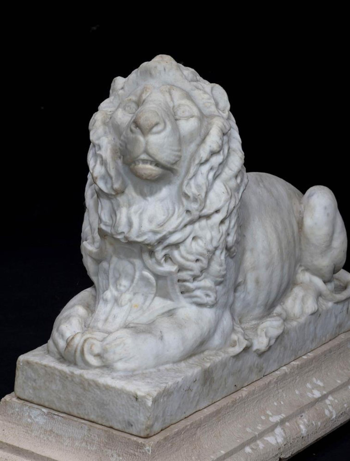A PAIR OF CARVED MARBLE LIONS, PROBABLY EARLY 19TH CENTURY - Bild 5 aus 6